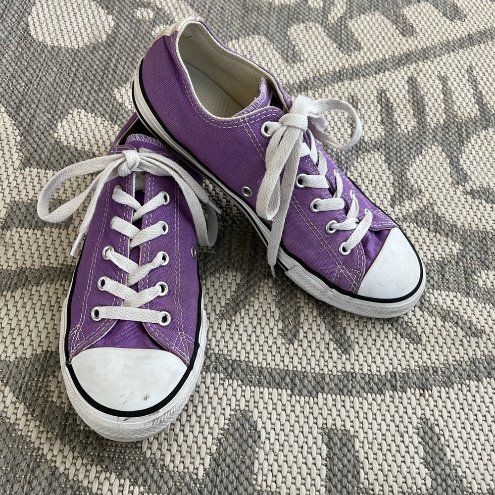 Converse All Star Chuck Taylor Lo Sneaker.  Size 5 (Junior).